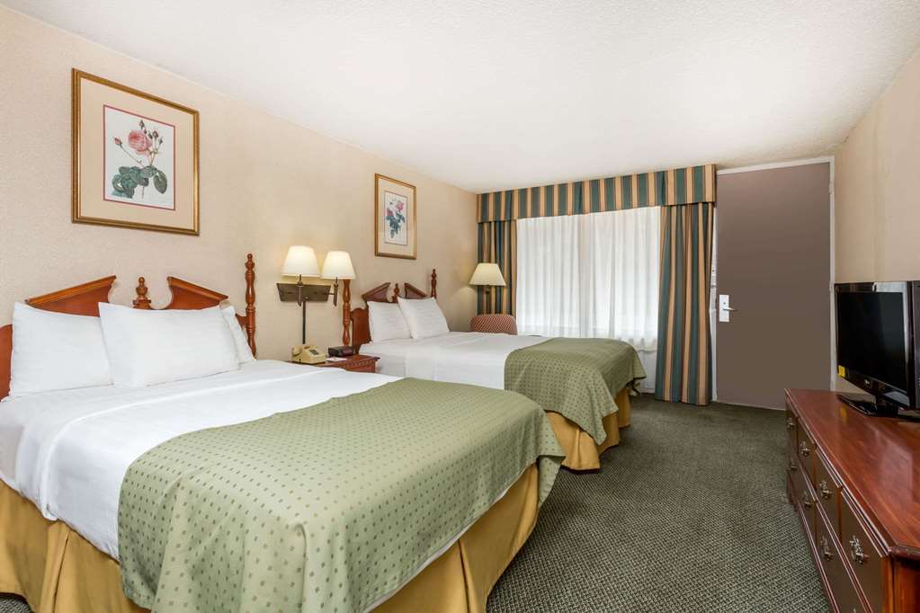 Days By Wyndham Near Fairgrounds 3* Perry